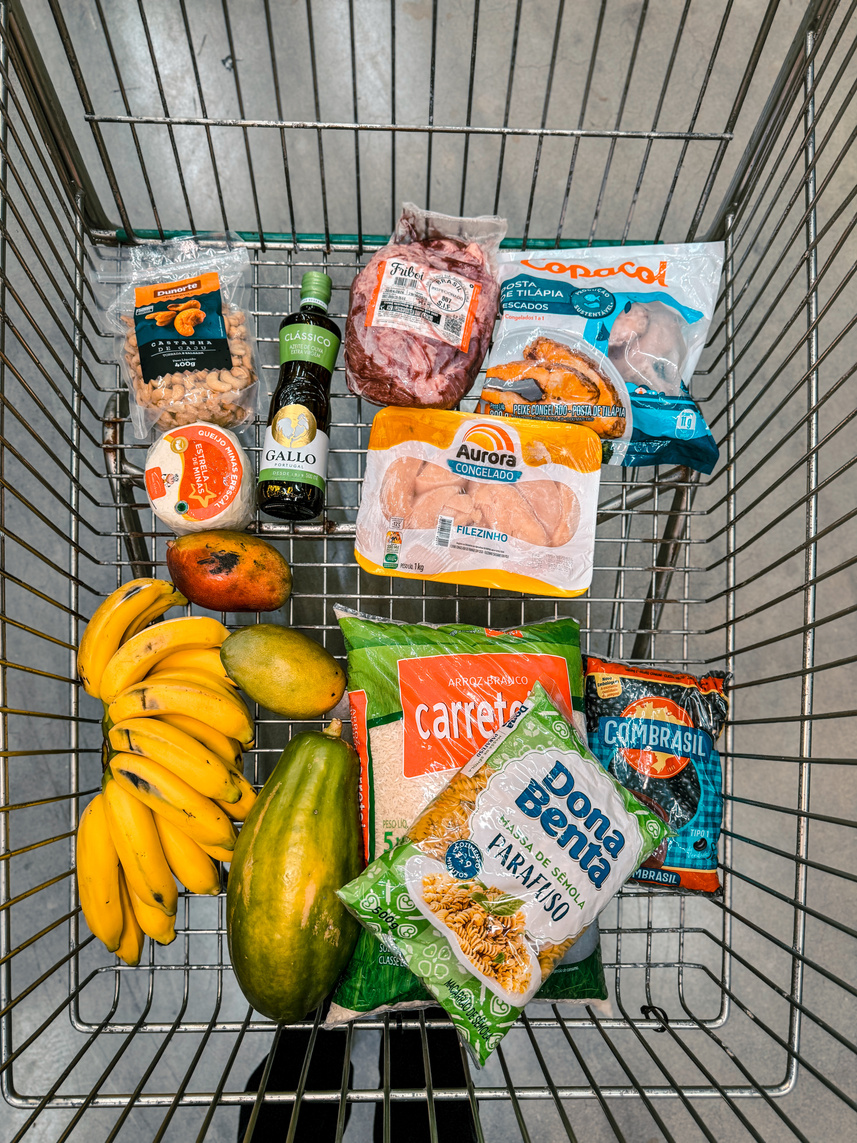Carrinho de compras com frutas, verduras e outros alimentos